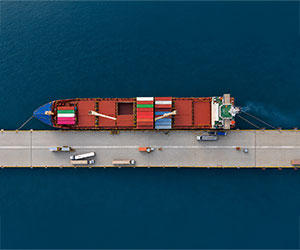 Barco anclado en puerto