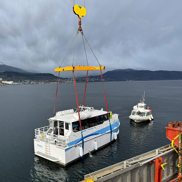 Transporte de vehículos pesados o equipos de perforación para la industria petrolera